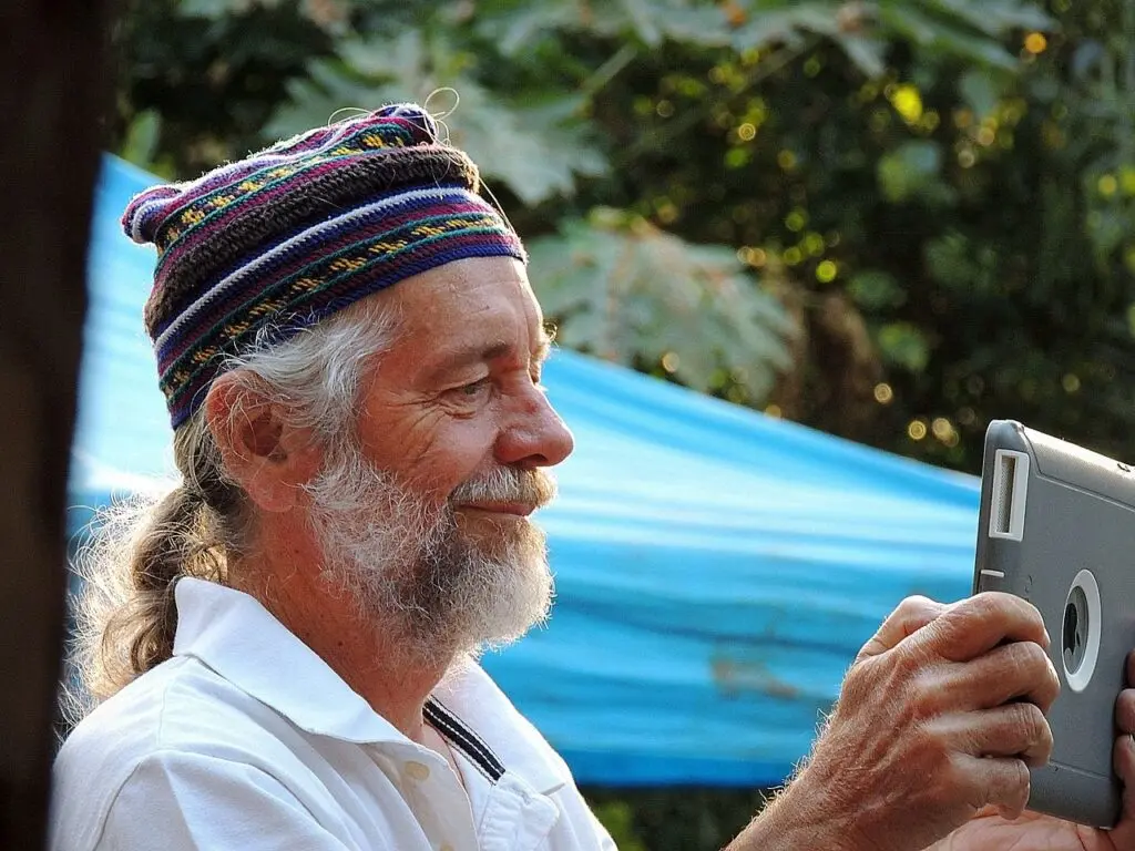 Supporting People With Dementia in Social Media Use
